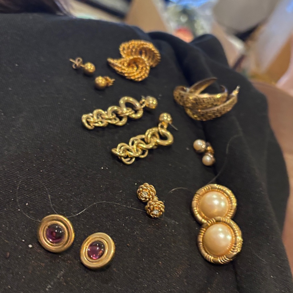 Elegant Gold Tone and Pearl Like. Jewelry 8 set post earrings